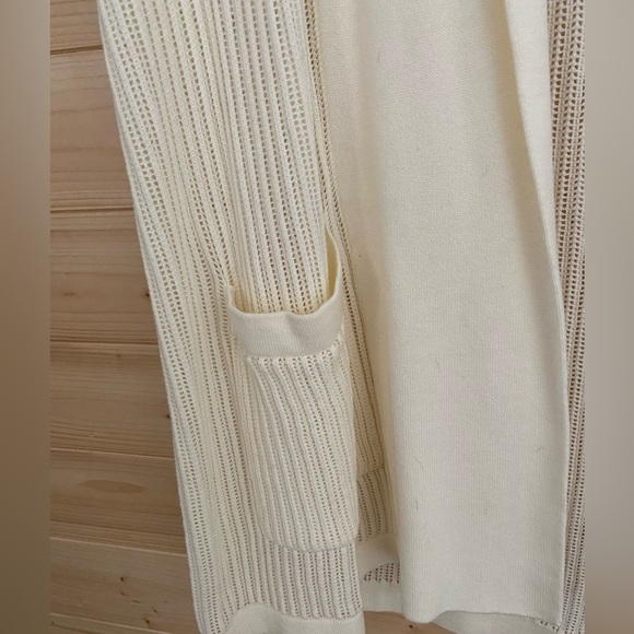 SOLD NWOT BANANA REPUBLIC Women’s Cardigan Sweater | Color: Cream | Size: XS/S - Picture 3 of 8